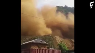 Massive Landslides Caught On Cameras 6