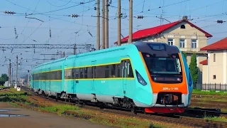 Новенький дизель-поезд ДПКр2-001 с поездом №702. Diesel train DPKr2-001 with commuter train