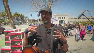 Street musician plays last show outside San Francisco's Ferry Building