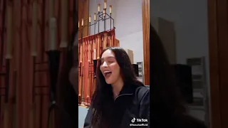 Faouzia cantando "Tears of gold" com efeito no Tiktok