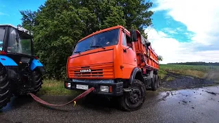 МТЗ 82 тянет КАМАЗ из грязи. MTZ 82 pulls out of the mud KAMAZ