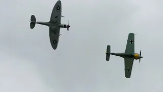 Focke-Wulf FW-190 vs Spitfire Dogfight - Airshows Downunder Shellharbour