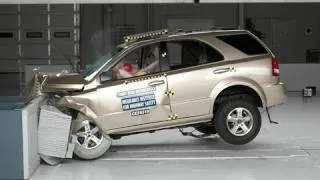 2003 Kia Sorento moderate overlap IIHS crash test