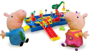 Jeux pour enfants avec Peppa Pig. Le jouet intéressant pour Peppa et George!