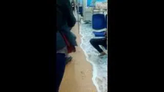 Песок и море в Афинском метро