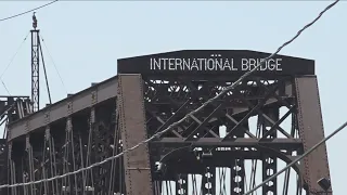 4 people jump off moving freight train at International Railroad Bridge in Buffalo