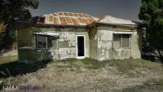 Abandoned- Sad forgotten old house full of stuff/Left to decay for over 30 years