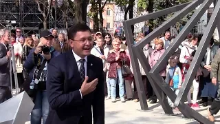 Мэр Мариуполя танцует украинскую польку и признается мариупольцам в любви