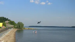Боевой вертолёт Ми-24 низко пролетел над пляжем