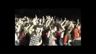 YouTube - k_Naan Official FIFA World Cup 2010 Theme Song - Waving Flag - Crowd Dance to It.flv