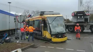 KARLSRUHE: Lastwagen rammt Straßenbahn - viele Verletzte