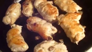 Куриные рулетики с грибами и сыром в сметанном соусе.