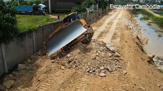 Very Nice Skill Operator Bulldozer SHANTUI Use Power Technical Pushing Soil And Wheel 12 Dump Truck