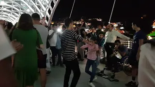 Танец грузинской девочки. Мост Мира в Тбилиси. Грузия.