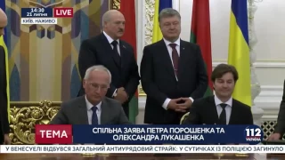 Украинка оголила грудь во время встречи Порошенко и Лукашенко