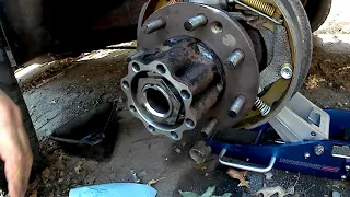 Rear Full-floating D60 Hub Seal Replacement