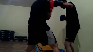 Бокс, кикбоксинг на Троещине. Отработка четверок в ближнем бою. Boxing in Kiev. Sparring.