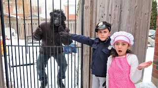 Хайди и Зидан как полицейские учат обезьяну хорошим манерам | Сборник видео для детей