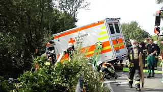 Unfall mit Rettungswagen in Emstek: drei Sanitäter schwer verletzt