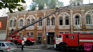 Дом художника в центре Саратова тушат 6 пожарных расчетов