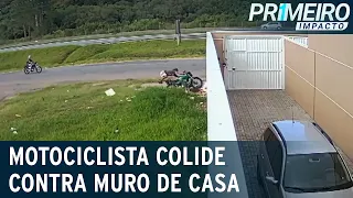 Vídeo: Homem perde o controle da moto e bate em muro | Primeiro Impacto (29/12/20)