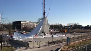 Grote tent wordt geplaatst over de nieuwe fietsenstalling voor het Station Enschede Kennispark.