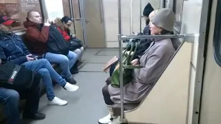 Бабка в метро! Бешеная бабка в метро! Ржача!