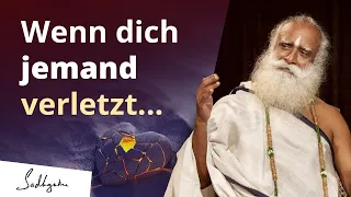 Soll man sich von negativen Menschen fernhalten? | Sadhguru