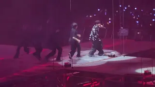 BTS Jungkook showed up and sang "SEVEN" at SUGA's concert !!