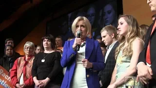 Notley speaks to supporters after losing to Kenney