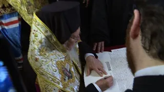 Orthodox patriarch signs decree on independent Ukraine church