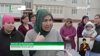 Трещат по швам: жители поселка в Атырауской области недовольны качеством домов