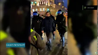 Омоновец ударил женщину ногой в живот, Акция протеста 23.01.2021 Санкт-Петербург, Площадь Восстания.