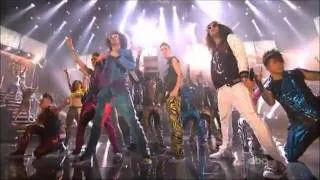 Justin Bieber is shufflin w/ LMFAO at Party Rock Anthem AMAs 2011