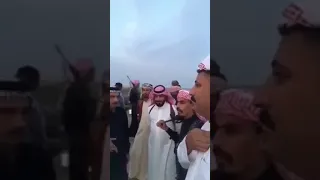 الشيخ حسين الخيون والشاعر كريم الحاتمي على نهر القايد بالكار لصد هجوم عشيرة ال توبة على عشيرة الحاتم