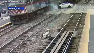 Video shows Metra train hitting car in Berwyn