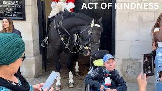 King’s Guard’s Heart Warming Moment For a Special Child is Amazing