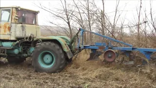 попытки пахать сухую землю т-150к закончились неудачей.