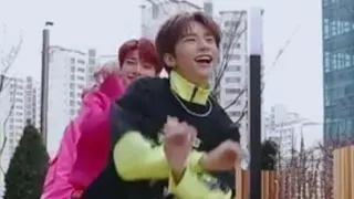 Just Hyunjin dancing Miroh | Stray Kids