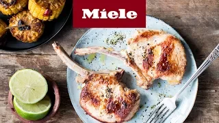 Rezept: Schweinekoteletts in Craft Beer Marinade mit Maiskolben I Miele