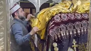 Shaykh Hashim Al-Gaylani Changing of New ghilaf e Mubarak of Ghous ul Azam dastager rz Baghdad 🇮🇶