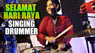 SELAMAT HARI RAYA MENYANYI SAMBIL MAIN DRUM - NUR AMIRA SYAHIRA SINGING DRUMMER