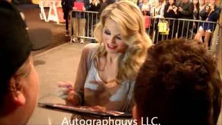 CHRISTIE BRINKLEY OF NATIONAL LAMPOOONS VACATION SIGNING AUTOGRAPHS IN NEW YORK CITY, NY