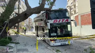 Aksident në Vlorë, pema i "del" para autobusit me turistë | ABC News Albania