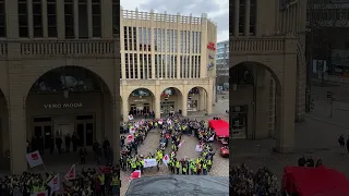 Chemnitz streikt: Vor dem Rathaus haben sich am Dienstag Streikende zu einer Kundgebung versammelt.