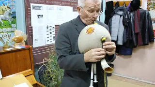 Н. Ериванов играет на сăрнай