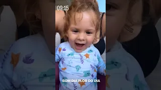 Depois do parquinho Maria Alice foi dirigindo😱 e viu o papai rezando e foi rezar também 🥲