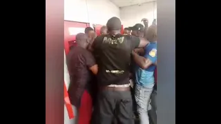 Nigerians fighting dirty  at ATM stall get the new naira note #naira