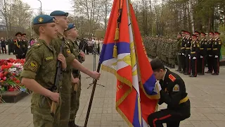 Прощание со знаменем: трогательный момент для выпускников Серовского кадетского корпуса #серовтв