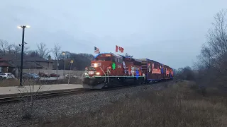 CANADIAN PACIFIC HOLIDAY TRAIN! CP 02H - 2246W flying through Streetsville - November 29, 2022